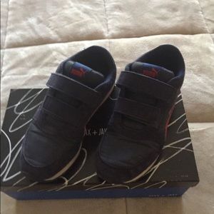 Puma Boys Tennis Shoes sz 2